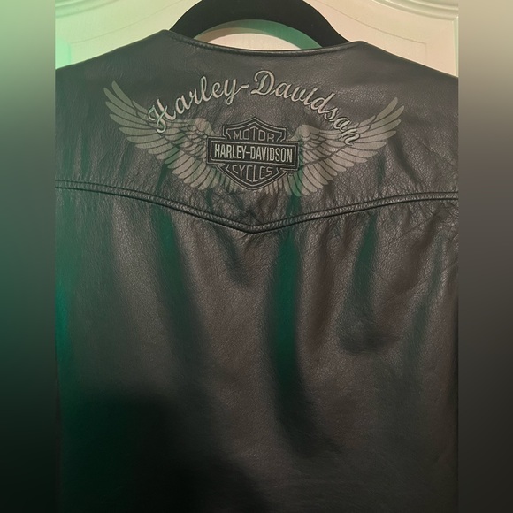 🏍️ 🎄 Vintage Ladies Harley-Davidson leather vest. Only worn a few times. - Picture 3 of 7